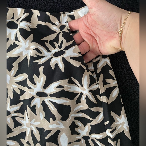 Pretty little skirt with shorts underneath - Picture 2 of 5